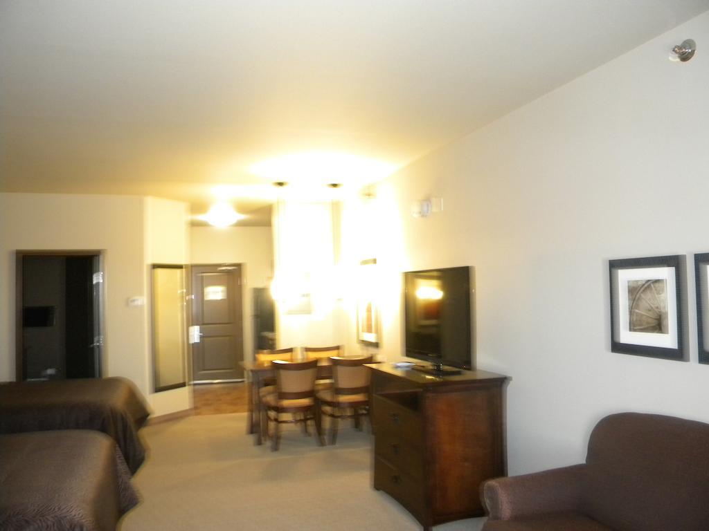 Teddy'S Residential Suites Watford City Bagian luar foto