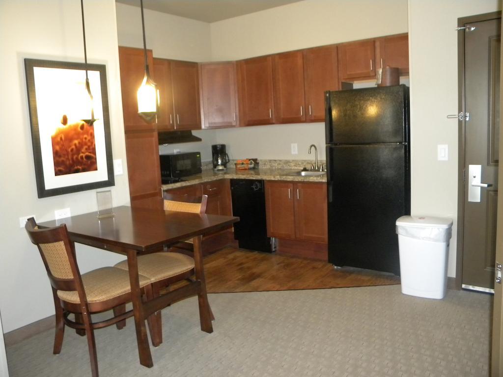 Teddy'S Residential Suites Watford City Bagian luar foto