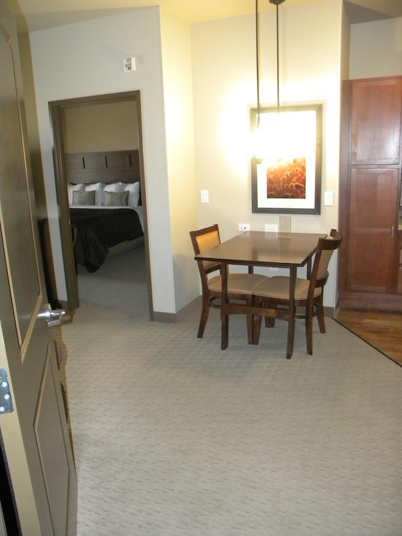 Teddy'S Residential Suites Watford City Bagian luar foto