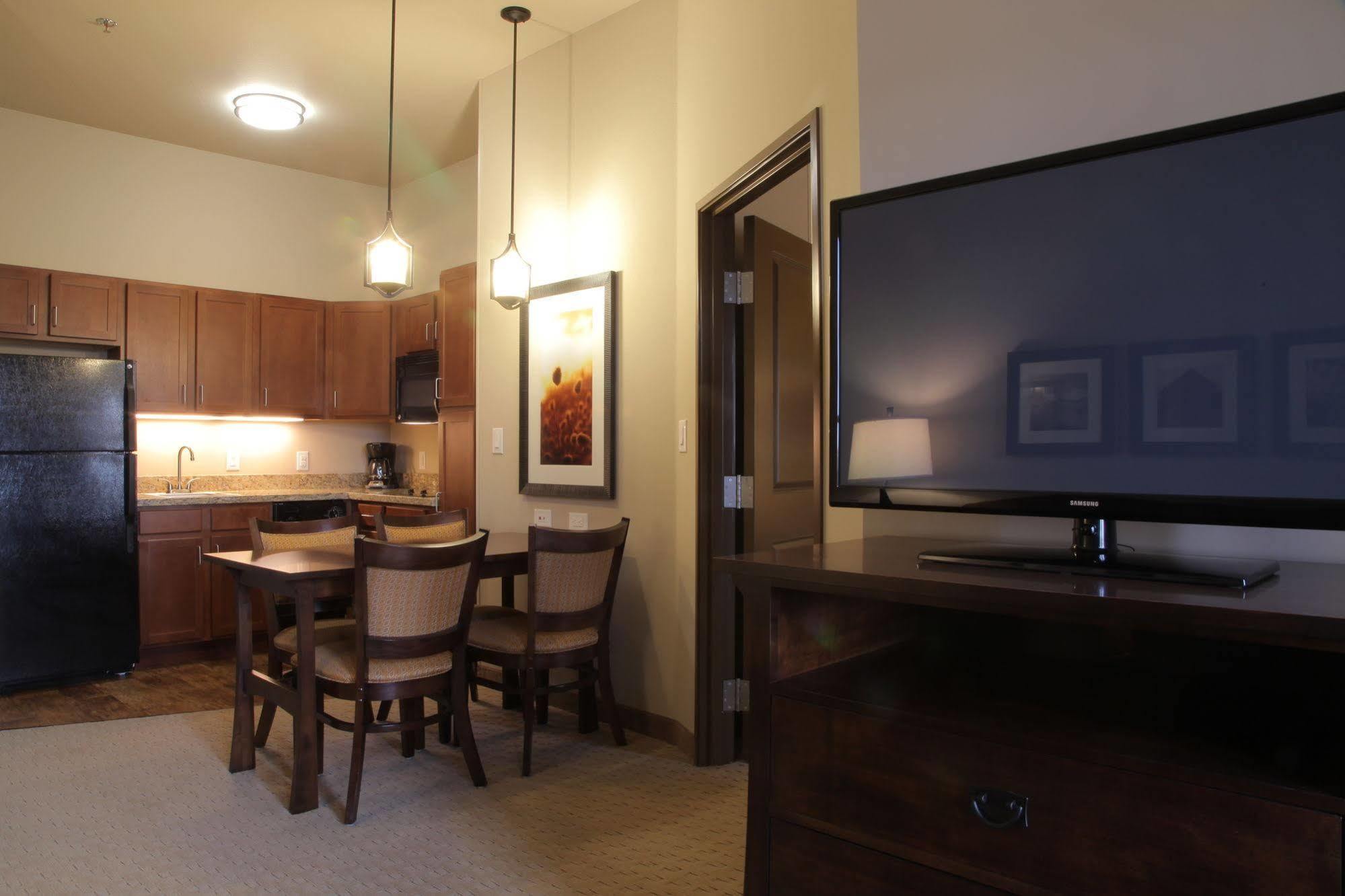 Teddy'S Residential Suites Watford City Bagian luar foto